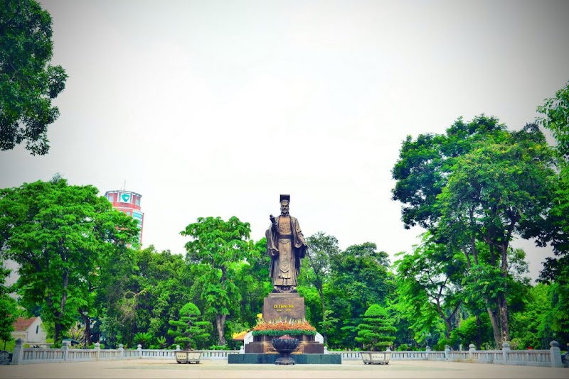 Emperor Ly Thai To Monument Statue in Hanoi