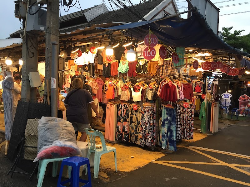 Khlong Toei Market in Bangkok