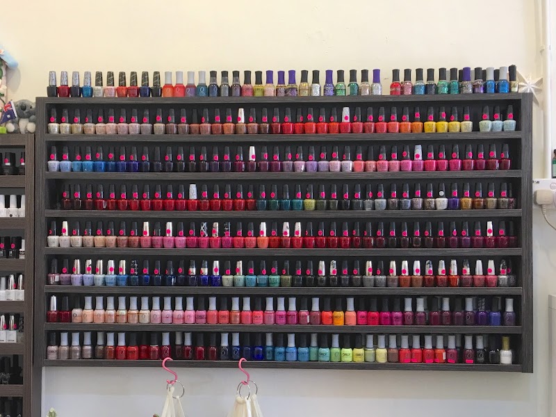 Nail Hut Salon in Georgetown