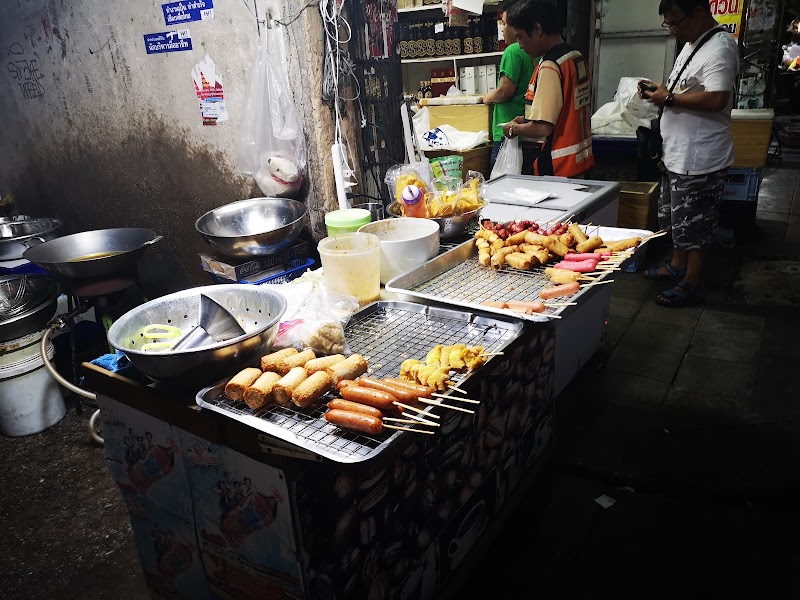 Petchaburi Soi 5 Food Street in Bangkok