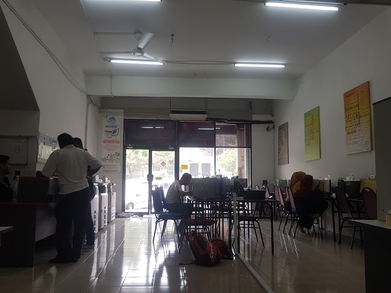 SR Internet Kafe in Dengkil