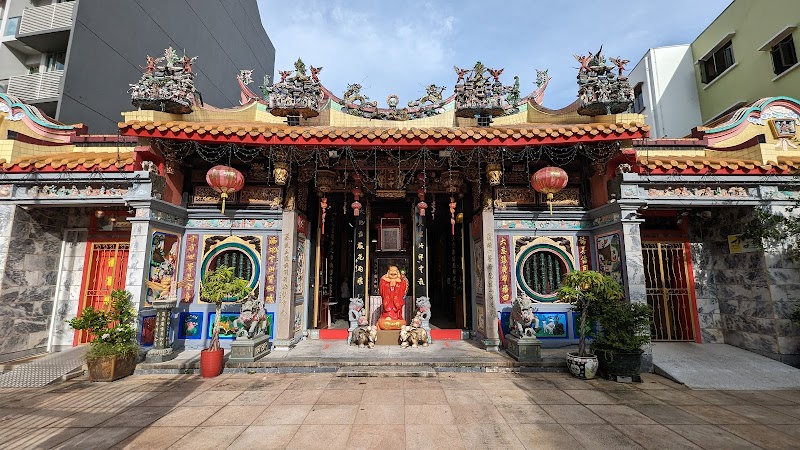 Leong San See Temple (龍山寺) in Singapore