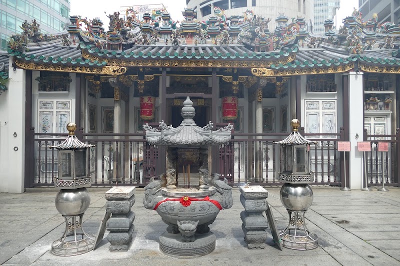 Leong San See Temple (龍山寺) in Singapore