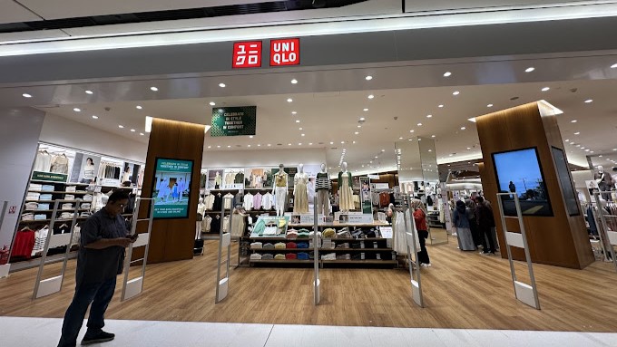 Uniqlo The Exchange Trx