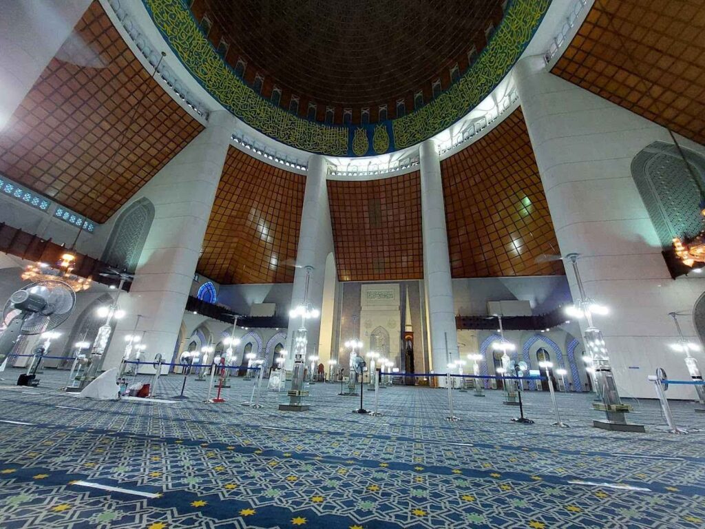 Sultan Salahuddin Abdul Aziz Shah Mosque Amazing Indoor